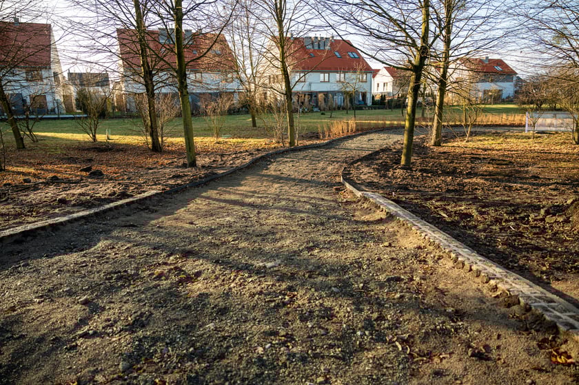 Droga dla pieszych i rowerów przy ulicy Koziej na Maślicach nabiera kształtu